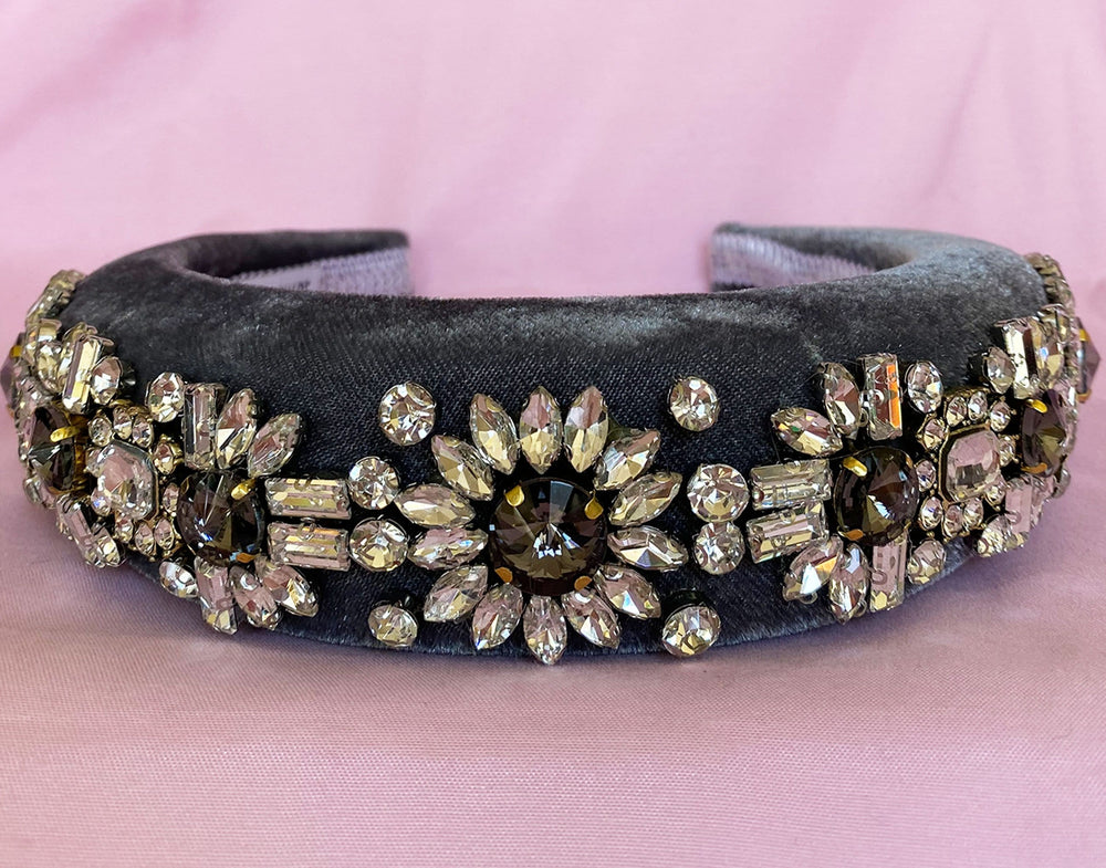 
                  
                    GREY VELVET HEADBAND
                  
                