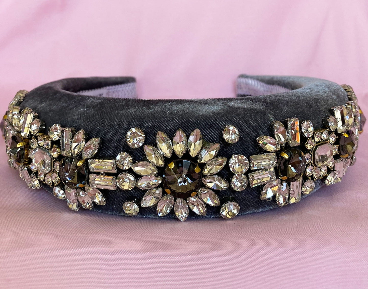 
                  
                    GREY VELVET HEADBAND
                  
                