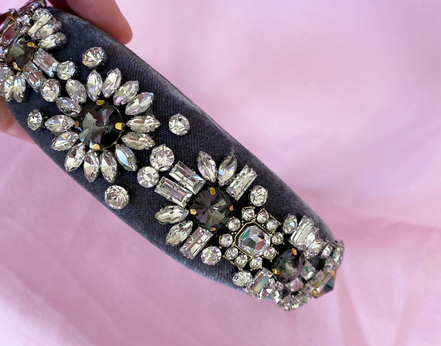 
                  
                    GREY VELVET HEADBAND
                  
                
